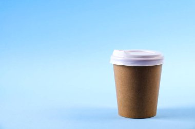 Isı geçirmez kağıt kahve Kupası ile renkli basit en az kompozisyon. Çay kupa plastik kap ile dışarı çıkar. Kahve Dükkanı kavramı.