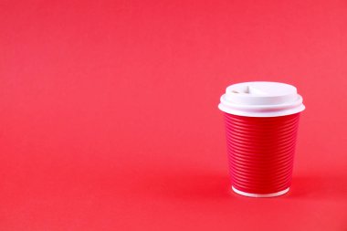 Isı geçirmez kağıt kahve Kupası ile renkli basit en az kompozisyon. Çay kupa plastik kap ile dışarı çıkar. Kahve Dükkanı kavramı.