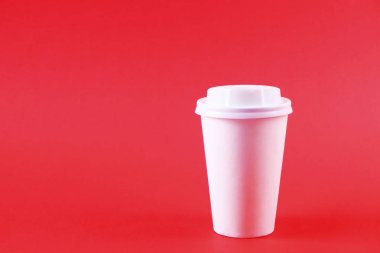 Isı geçirmez kağıt kahve Kupası ile renkli basit en az kompozisyon. Çay kupa plastik kap ile dışarı çıkar. Kahve Dükkanı kavramı.