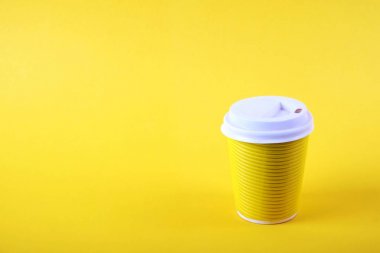 Isı geçirmez kağıt kahve Kupası ile renkli basit en az kompozisyon. Çay kupa plastik kap ile dışarı çıkar. Kahve Dükkanı kavramı.