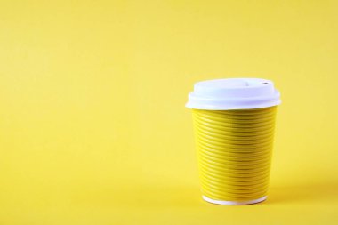 Isı geçirmez kağıt kahve Kupası ile renkli basit en az kompozisyon. Çay kupa plastik kap ile dışarı çıkar. Kahve Dükkanı kavramı.