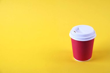 Isı geçirmez kağıt kahve Kupası ile renkli basit en az kompozisyon. Çay kupa plastik kap ile dışarı çıkar. Kahve Dükkanı kavramı.