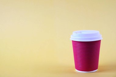 Isı geçirmez kağıt kahve Kupası ile renkli basit en az kompozisyon. Çay kupa plastik kap ile dışarı çıkar. Kahve Dükkanı kavramı.