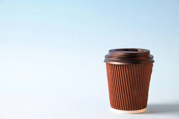 Composition minimale simpliste colorée avec tasse à café en papier résistant à la chaleur. Sortez la tasse à thé avec un capuchon en plastique. Concept de café . — Photo