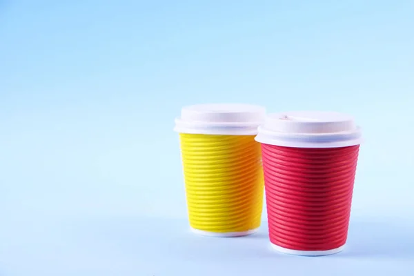 色彩简单化的最小成分与耐热纸咖啡杯。拿出带塑料瓶盖的茶杯。咖啡店理念. — 图库照片