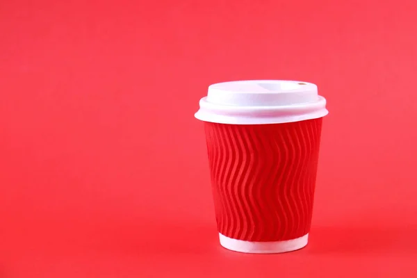 Composition minimale simpliste colorée avec tasse à café en papier résistant à la chaleur. Sortez la tasse à thé avec un capuchon en plastique. Concept de café . — Photo