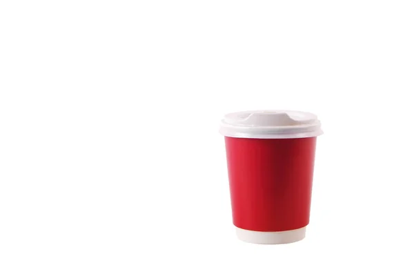 Composição mínima simplista colorida com copo de café de papel à prova de calor. Retire a caneca de chá com o gorro plástico. Conceito de cafetaria . — Fotografia de Stock