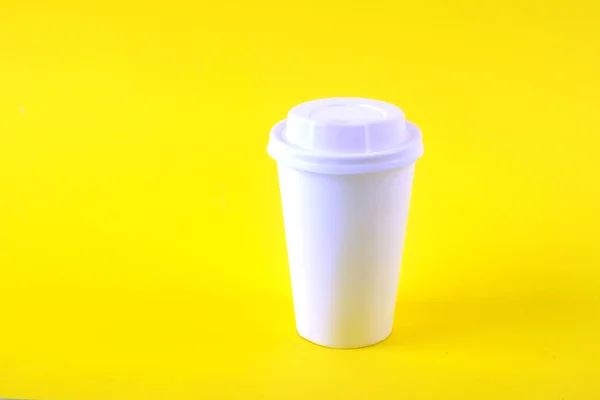 Stock image Colorful simplistic minimal composition with heat proof paper coffee cup. Take out tea mug with plastic cap. Coffee shop concept.