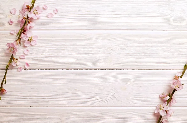 Hermosa composición primaveral con flores florecientes sobre fondo de madera con espacio de copia para texto. Concepto de saludo del día de la madre . — Foto de Stock