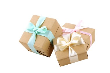 Güzel demet w / rustik kompozisyon zanaat kağıt ambalaj içinde sunar. Pek çok hediye kahverengi film şeridi ve yay ile yakın çekim.