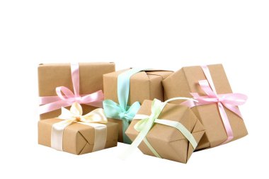 Güzel demet w / rustik kompozisyon zanaat kağıt ambalaj içinde sunar. Pek çok hediye kahverengi film şeridi ve yay ile yakın çekim.