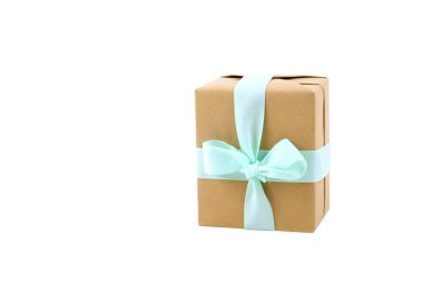 Rustik kompozisyon zanaat kağıt kaydırma güzel anı ile. Kahverengi film şeridi ve yay ile doğum günü hediyesi, yakın çekim.