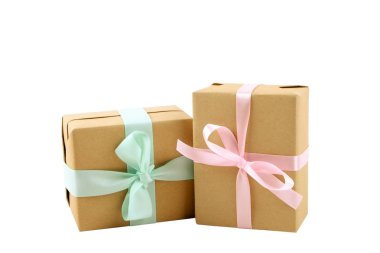 Güzel demet w / rustik kompozisyon zanaat kağıt ambalaj içinde sunar. Pek çok hediye kahverengi film şeridi ve yay ile yakın çekim.