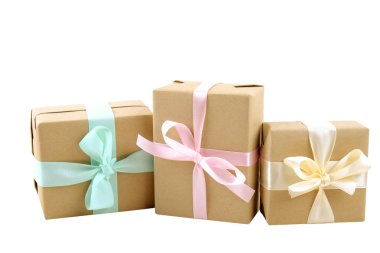 Güzel demet w / rustik kompozisyon zanaat kağıt ambalaj içinde sunar. Pek çok hediye kahverengi film şeridi ve yay ile yakın çekim.