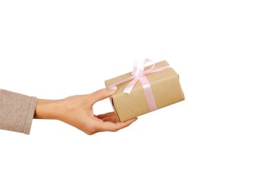Doğum günü hediyesi vintage craft kağıt ambalaj içinde tutan eller, yakın çekim. Şimdiki zamanda kadının kolları ile Femenine kompozisyon.