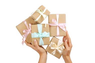 Genç kadın holding grup hediye boş craft el yapımı kağıt hediye paketi, saten yay sarılmış. Eller, basit giftbox, sarma, giftwrap, ipek kurdele. Arka plan pembe, yakın çekim, alanı Kopyala.