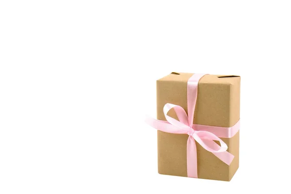 Rustikale Komposition mit schönem Geschenk in Bastelpapierverpackung. Nahaufnahme von Geburtstagsgeschenk in brauner Verpackung mit Schleife und Schleife. — Stockfoto