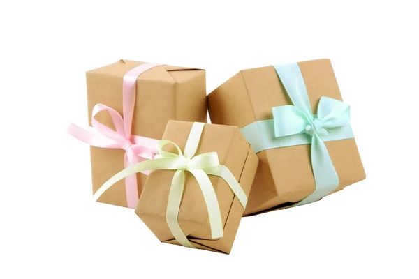 Composizione rustica w / mazzo di bellissimi regali in involucro di carta artigianale. Primo piano di molti regali in involucro marrone con nastro e fiocco . — Foto Stock