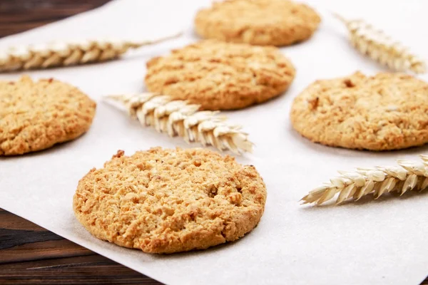 Concept de boulangerie végétalienne. Biscuits aux noisettes ronds intégraux. Snacks nutritifs sains, bon pour la figure, sans sucre, régime végétarien . — Photo