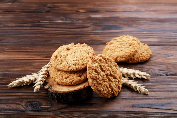 Concepto de panadería vegana. Galletas integrales redondas de avellana. Aperitivos nutritivos saludables, buenos para la figura, sin azúcar, dieta vegetariana . — Foto de Stock