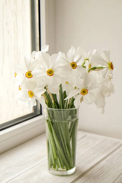 Tierna composición minimalista de flores de primavera en la superficie de textura. Hermosa decoración femenina de la planta para la tarjeta de felicitación de vacaciones . — Foto de Stock