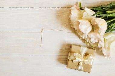 Güzel bahar tatil çiçek aranjman. Festival kompozisyon, kopya alanı için metin, beyaz arka plan beyaz laleler demet.