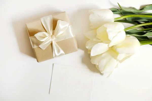 Prachtige voorjaar vakantie bloemen arrangement. Stelletje witte tulpen in feestelijke samenstelling, kopie ruimte voor tekst, witte achtergrond. — Stockfoto