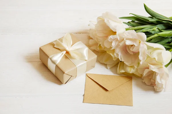 Bellissime vacanze primaverili disposizione dei fiori. Mazzo di tulipani bianchi in composizione festiva, spazio copia per testo, sfondo bianco . — Foto Stock