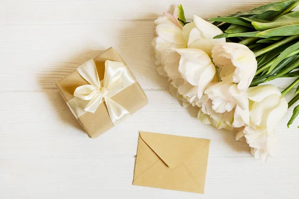 Belos feriados de primavera arranjo de flores. Bando de tulipas brancas em composição festiva, espaço de cópia para texto, fundo branco . — Fotografia de Stock