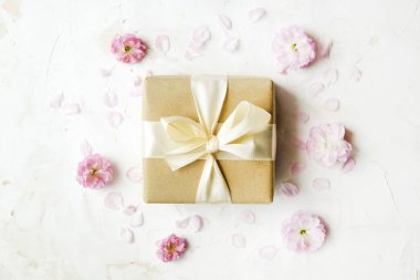 Pembe Laleler ve hediye kutusu beyaz zemin üzerinde. kolay çıkarılabilir örnek metin içeren.