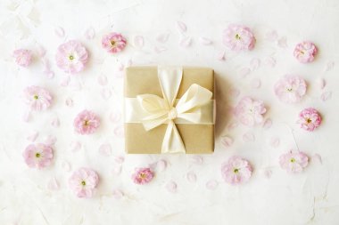 Pembe Laleler ve hediye kutusu beyaz zemin üzerinde. kolay çıkarılabilir örnek metin içeren.