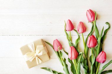 Güzel bahar tatil çiçek aranjman. Festival kompozisyon, kopya alanı için metin, beyaz arka plan beyaz laleler demet.