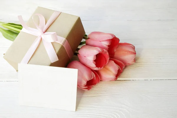 Belos feriados de primavera arranjo de flores. Bando de tulipas brancas em composição festiva, espaço de cópia para texto, fundo branco . — Fotografia de Stock