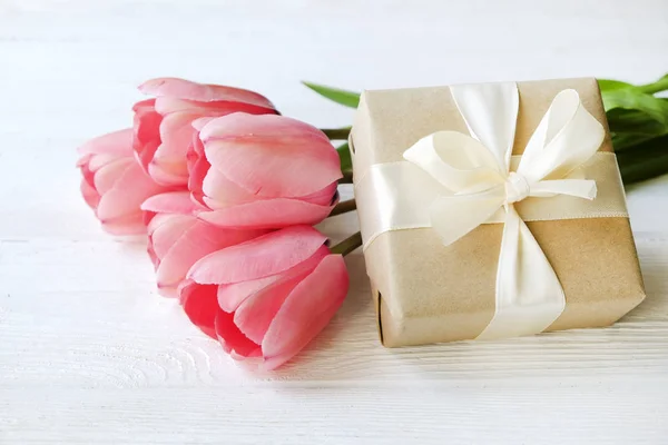 Belos feriados de primavera arranjo de flores. Bando de tulipas brancas em composição festiva, espaço de cópia para texto, fundo branco . — Fotografia de Stock