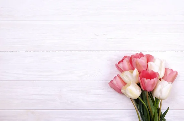 テクスチャ表面に入札のミニマルな春花の組成物。ホリデー グリーティング カードの女性の美しい植物装飾。夏、夏、春、3 月 4 月 6 月 7 月。母の日おめでとう — ストック写真