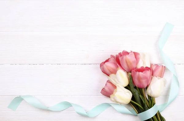 Tender composição de flores de primavera minimalista na superfície textura. Bonita decoração de plantas femininas para cartão de felicitações de férias. Verão, Verão, Primavera, Março Abril, Junho Julho. Feliz dia da mãe — Fotografia de Stock