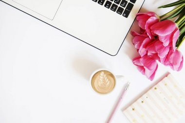 En iyi dizüstü bilgisayar, çiçek ve farklı office kadın işçi Masaüstü görünümünü öğeleri sağlar. Kadınsı tasarlamak yaratıcı çalışma alanı.