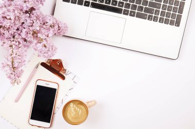 En iyi dizüstü bilgisayar, çiçek ve farklı office kadın işçi Masaüstü görünümünü öğeleri sağlar. Kadınsı tasarlamak yaratıcı çalışma alanı.
