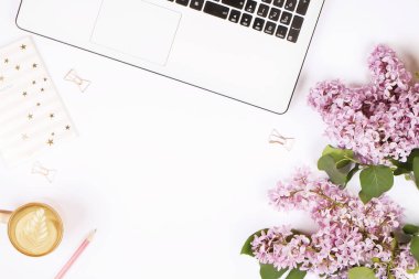 En iyi dizüstü bilgisayar, çiçek ve farklı office kadın işçi Masaüstü görünümünü öğeleri sağlar. Kadınsı tasarlamak yaratıcı çalışma alanı.