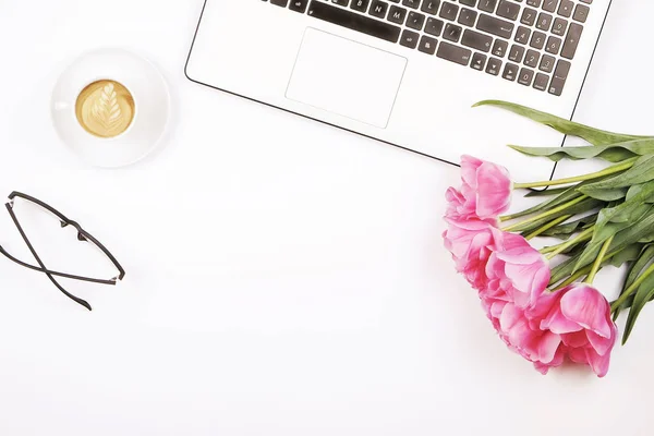 Visão superior da área de trabalho do trabalhador feminino com laptop, flores e itens de material de escritório diferentes. Espaço de trabalho de design criativo feminino . — Fotografia de Stock