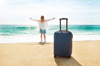 Hipster genç kadın üzerinde tatil kot elbise, beyaz pamuklu gömlek ombre saç denize çanta mükemmel güneşli günde yürüyüş.
