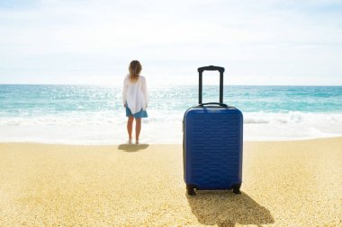 Hipster genç kadın üzerinde tatil kot elbise, beyaz pamuklu gömlek ombre saç denize çanta mükemmel güneşli günde yürüyüş.