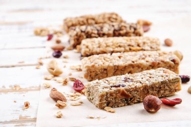 Bir fitness gıda güç çubuğu karışık Kuruyemiş çeşitleri ile kapatın. Vejetaryen tatlılar rakam için zarar ile. Arka plan.