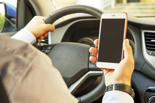 Autoinnenraum mit männlichem Fahrer am Steuer, weiches Sonnenuntergangslicht. luxuriöses Armaturenbrett und Elektronik. — Stockfoto