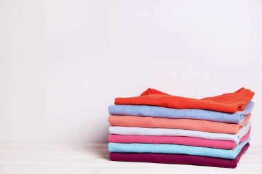 Kompozisyon katlanmış giysileri, hem erkek ve kadın, farklı renk ve malzeme için unisex ile. Çamaşırhane kazık, temiz giyim Makinası