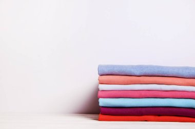 Kompozisyon katlanmış giysileri, hem erkek ve kadın, farklı renk ve malzeme için unisex ile. Çamaşırhane kazık, temiz giyim Makinası