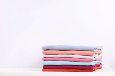 Kompozisyon katlanmış giysileri, hem erkek ve kadın, farklı renk ve malzeme için unisex ile. Çamaşırhane kazık, temiz giyim Makinası