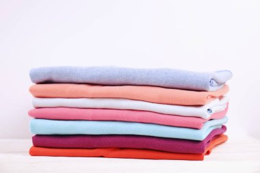 Kompozisyon katlanmış giysileri, hem erkek ve kadın, farklı renk ve malzeme için unisex ile. Çamaşırhane kazık, temiz giyim Makinası