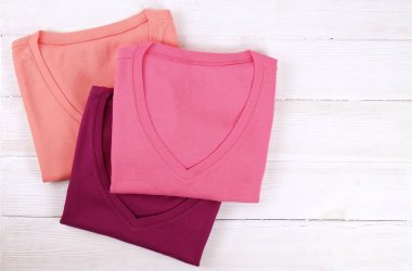 Kompozisyon katlanmış giysileri, hem erkek ve kadın, farklı renk ve malzeme için unisex ile. Çamaşırhane kazık, temiz giyim Makinası