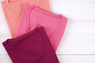 Kompozisyon katlanmış giysileri, hem erkek ve kadın, farklı renk ve malzeme için unisex ile. Çamaşırhane kazık, temiz giyim Makinası